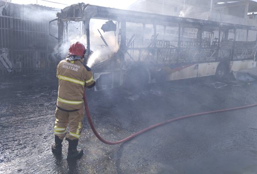 Veículo ficou completamente destruído pelas chamas