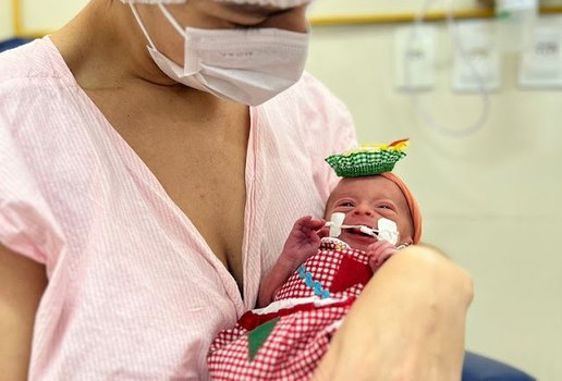 Bebês de UTI ganham ensaio junino em hospital na Paraíba
