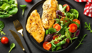 Peito de frango grelhado com salada verde (Imagem: nadianb | Shutterstock)