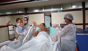 Hospital promove reencontro entre pai e filha, em João Pessoa