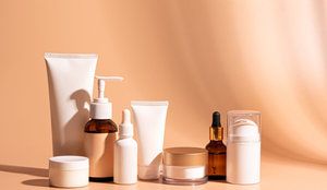 Excesso de produtos no skincare pode causar danos à pele (Imagem: Oksana Mizina | Shutterstock)