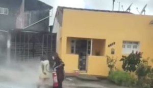 Socorrista usa extintor para salvar mulher de ataque de abelhas na PB