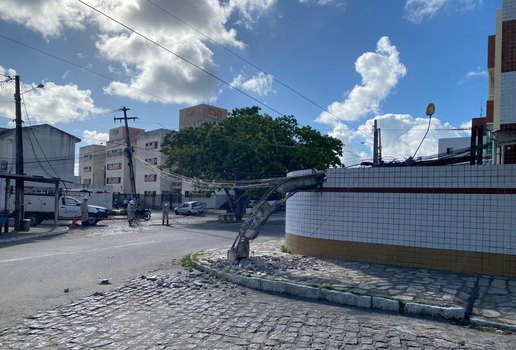 Acidente com caminhão derruba quatro postes em João Pessoa