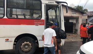 Moradores foram transferidos em ônibus e vans