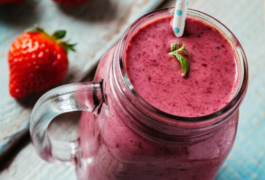 Vitamina caseira de açaí com morango (Imagem: NatashaPhoto | Shutterstock)