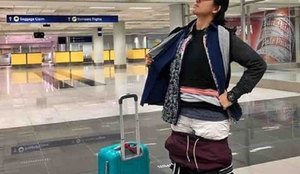 Mulher evita multa por excesso de bagagem ao vestir 25 quilos de roupa