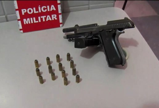 Arma foi apreendida pela polícia em operação nesta segunda-feira (4)