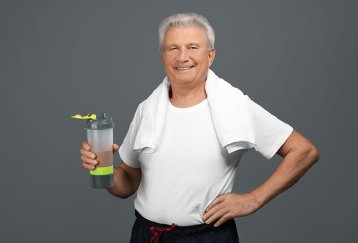 O uso de alguns suplementos alimentares é benéfico para os idosos (Imagem: Africa Studio | Shutterstock)