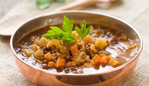 Sopa de lentilha com legumes (Imagem: Wiktory | Shutterstock)