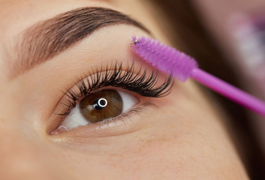 Alguns cuidados com as extensões de cílios são essenciais no inverno (Imagem: Evgenyrychko | Shutterstock)