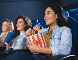 Com títulos de estilos distintos, a diversidade das estreias mostra que sempre há algo novo para conhecer e se emocionar (Imagem: LightField Studios | Shutterstock)