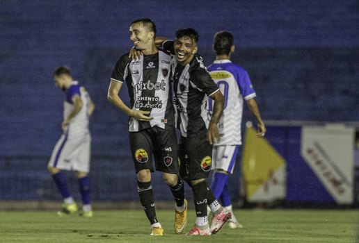 Esquerdinha comemora com Leilson um dos dois gols na vitória sobre o Atlético de Cajazeiras