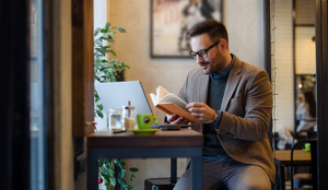 A leitura de livros para alavancar os negócios e a carreira pode oferecer novas perspectivas, técnicas de gestão e ferramentas de tomada de decisão (Imagem: ZoranOrcik | Shutterstock)