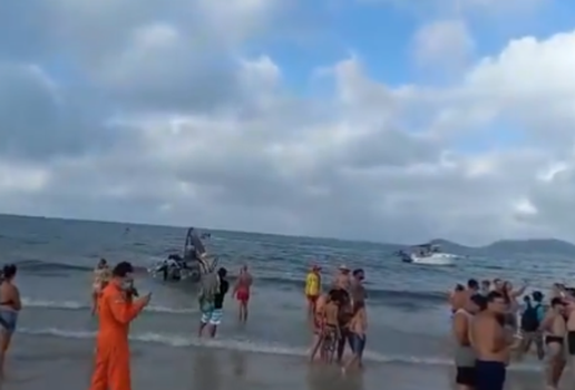 Helicóptero com três ocupantes cai em praia de Santa Catarina