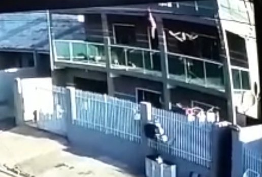 Camera registra vizinho salvando crianca que caiu do 3 andar de predio