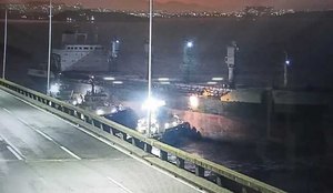 Vídeo | Navio à deriva solide contra ponte Rio-Niterói