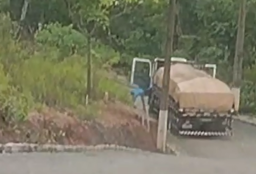 Caminhão desgovernado cair em ribanceira na Paraíba