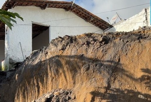 Residências ficam próximas a uma barreira no bairro Cruz das Armas