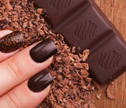 Marrons, vinhos e vermelhos ganham destaque nas unhas (Imagem: Sergey Golenko | Shutterstock)