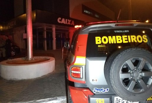 Bombeiros caixa clientes trancados