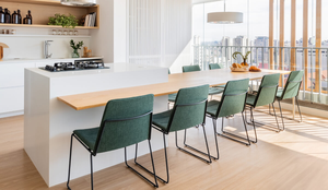 A marcenaria sob medida valoriza a integração entre os ambientes, unindo praticidade e estética em um espaço contemporâneo (Projeto: Escritório Conectarq | Imagem: Guilherme Pucci)