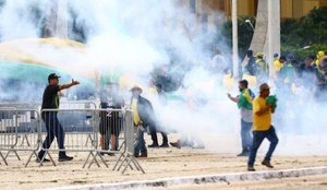 Apoiadores do presidente Jair Bolsonaro invadiram e destruíram partes do Congresso, STF e Palácio do Planalto.