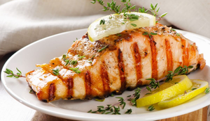Salmão grelhado com tomilho e limão (Imagem: Tatjana Baibakova | Shutterstock)