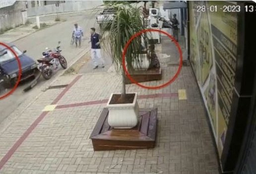 Vídeo mostra momento em que menina é atingida por carro e sai andando