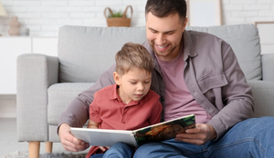 Ler juntos pode abrir espaço para conversas, risadas e acolhimento (Imagem: Pixel-Shot | Shutterstock)