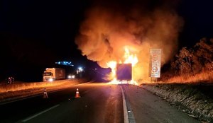 Veículo foi destruído pelas chamas imagem ilustrativa
