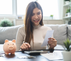 A organização das finanças é essencial para evitar o endividamento (Imagem: Kmpzzz | Shutterstock)
