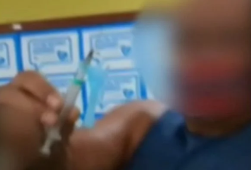 Homem toma seringa da mão de enfermeira e aplica vacina no próprio braço, no CE
