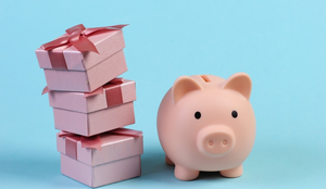 Economizar de forma estratégica e planejada é uma das formas de presentear os pais sem entrar no vermelho no fim do mês (Imagem: Vladimir Sukhachev | Shutterstock)