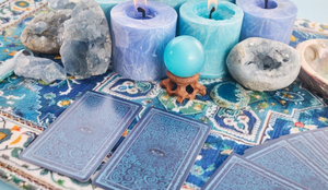 O tarot traz conselhos e alertas para os nativos de cada signo (Imagem: vetre | Shutterstock)