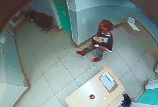 Vídeo mostra homem furtando aparelho de eletrocardiograma de UPA em João Pessoa