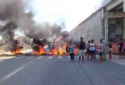 Protesto cabedelo barracas