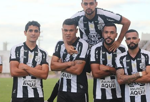 Elenco Alvinegro comemorando a vitória