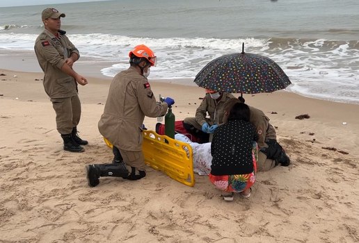 A vítima foi retirada do mar por pescadores e reanimada pelos guarda-vidas