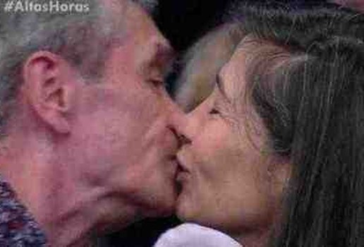 Serginho Groisman beija esposa