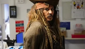 Johnny Depp revive Jack Sparrow em visita surpresa a hospital infantil na Espanha