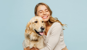 Cães tranquilos são perfeitos para quem valoriza ambientes silenciosos, convívio harmonioso e uma rotina sem muita agitação (Imagem: ViDI Studio | Shutterstock)