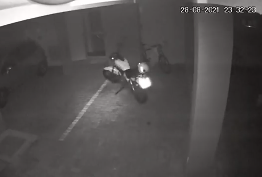 Vídeo de moto se movimentando em garagem vazia intriga moradores