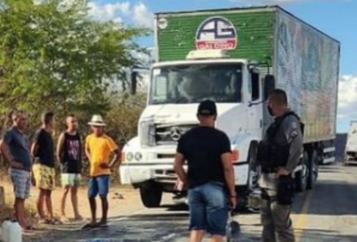 Colisão entre moto e caminhão deixa dois mortos na Paraíba