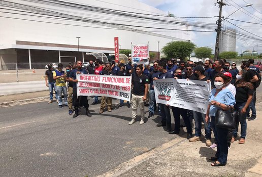 Grupo de manifestou em frente à Fundac