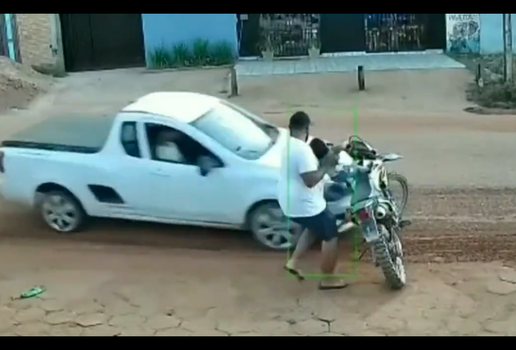 Vídeo: pai salva bebê pouco antes de colisão no Pará