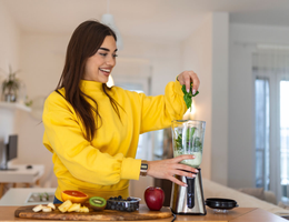 O consumo de vitaminas caseiras pode ajudar no ganho de massa muscular (Imagem: Photoroyalty | Shutterstock)