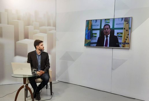 Jornalista Daniel Lustosa entrevista vice-presidente da República, Hamilton Mourão