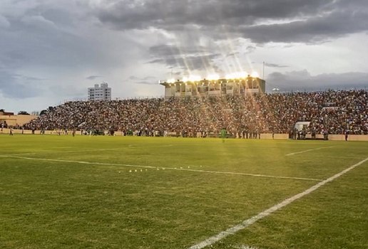 Bola rola no estádio Marizão, em Sousa