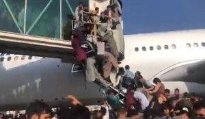 Desesperadas, pessoas tentam embarcar nas aeronaves