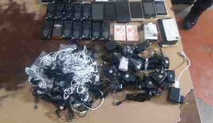 Mulheres sao detidas suspeitas de tentar arremessar 27 celulares para dentro de presidio na PB